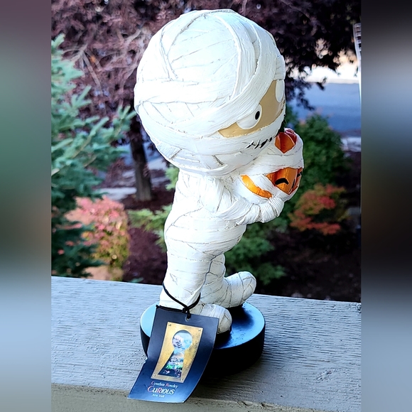 Cynthia Rowley Mummy holding Pumpkin Mummy Halloween Decor NWT - Picture 4 of 5